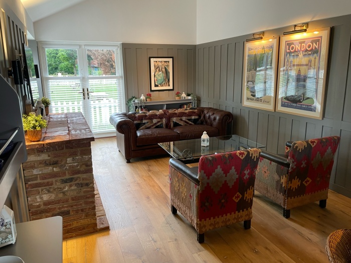 6 East Village Lounge