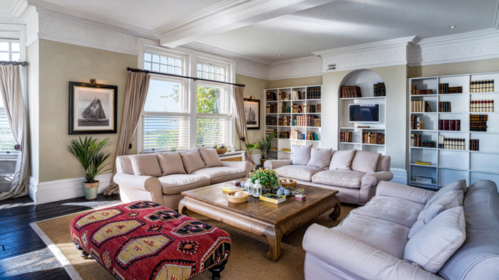 Manor Lounge