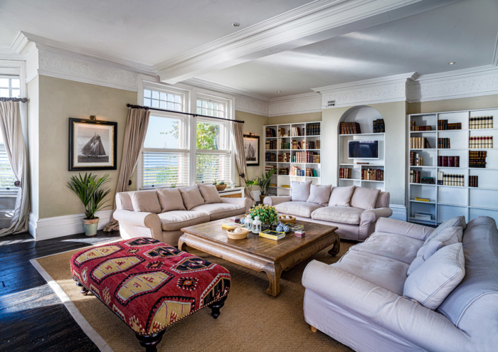 Manor Lounge