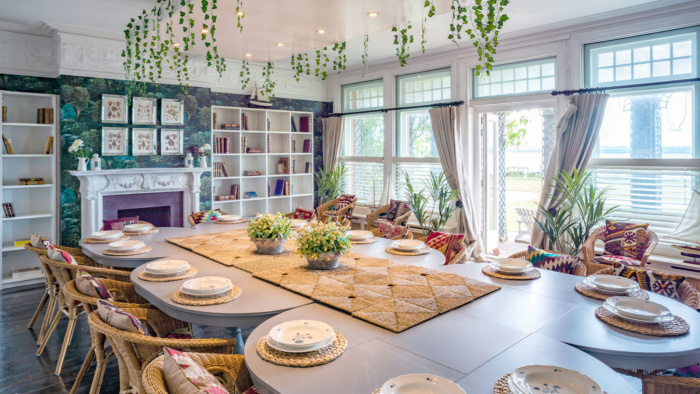 Monor house dining table